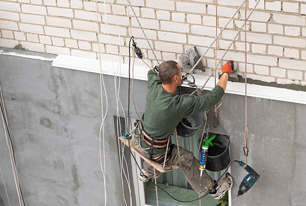 Albañiles, fontaneros y electricistas trabajando de forma coordinada.